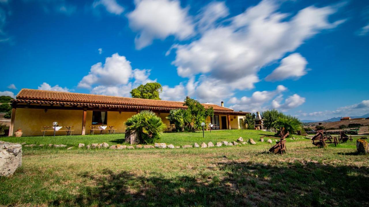Agriturismo Carrucana Martis ภายนอก รูปภาพ